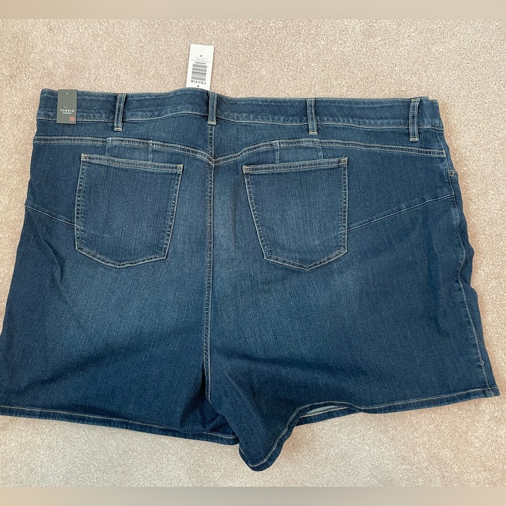 Torrid Plus 5 INCH BOMBSHELL PREMIUM STRETCH HIGH-RISE SHORT - Size 30